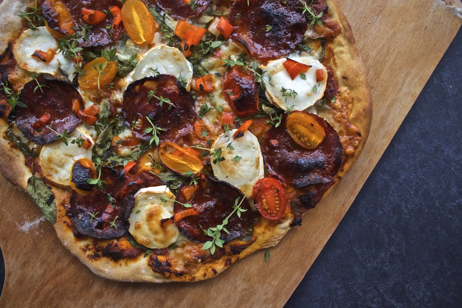 Hvad putter man på en salat pizza?
