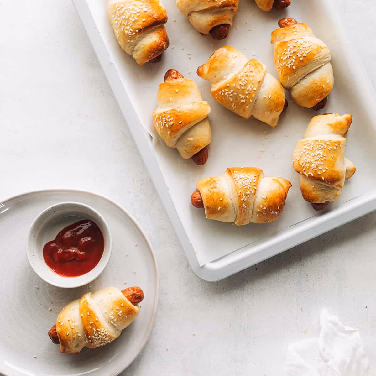 Hvordan putter man ketchup i pølsehorn?