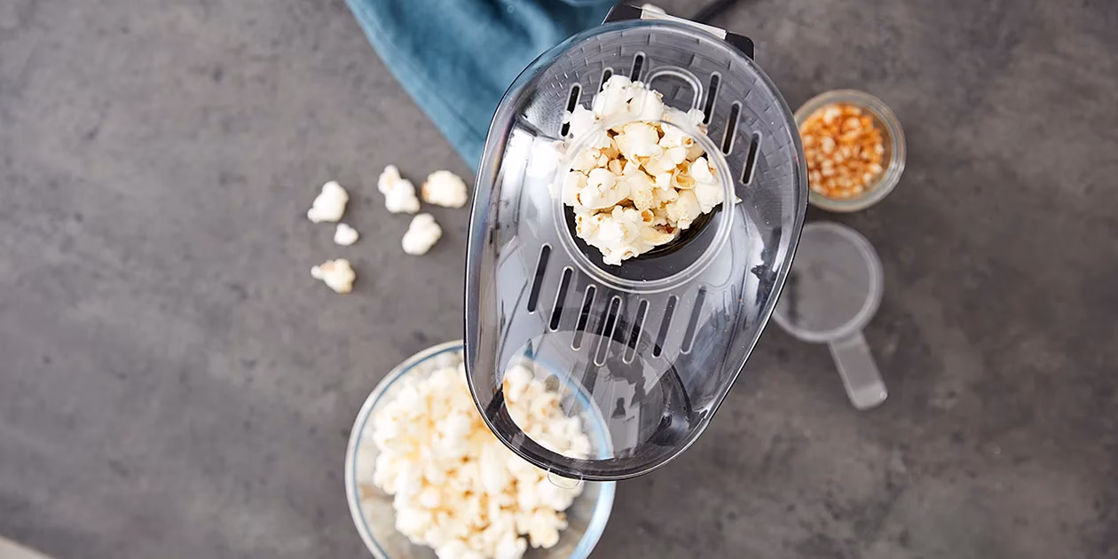 Hvordan laver man popcorn i en maskine?