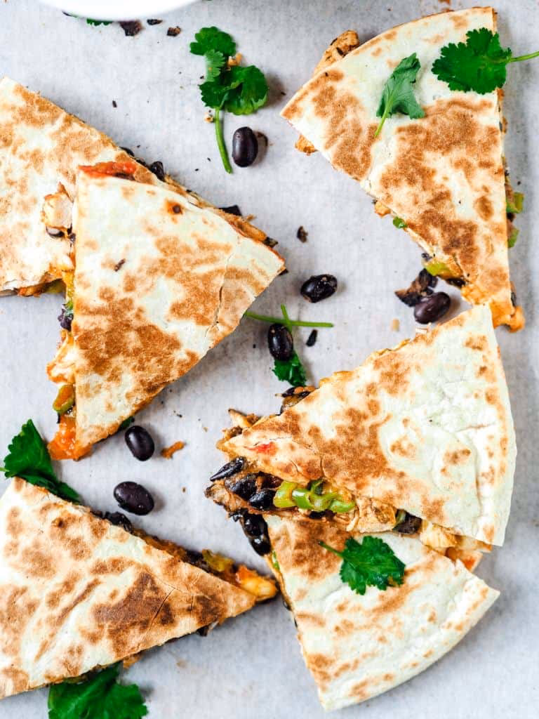 Hvordan vender man en quesadilla?