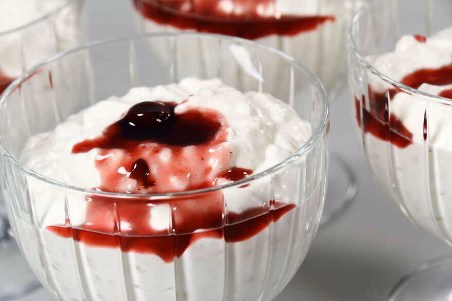 Hvor meget skal fløden piskes til risalamande?