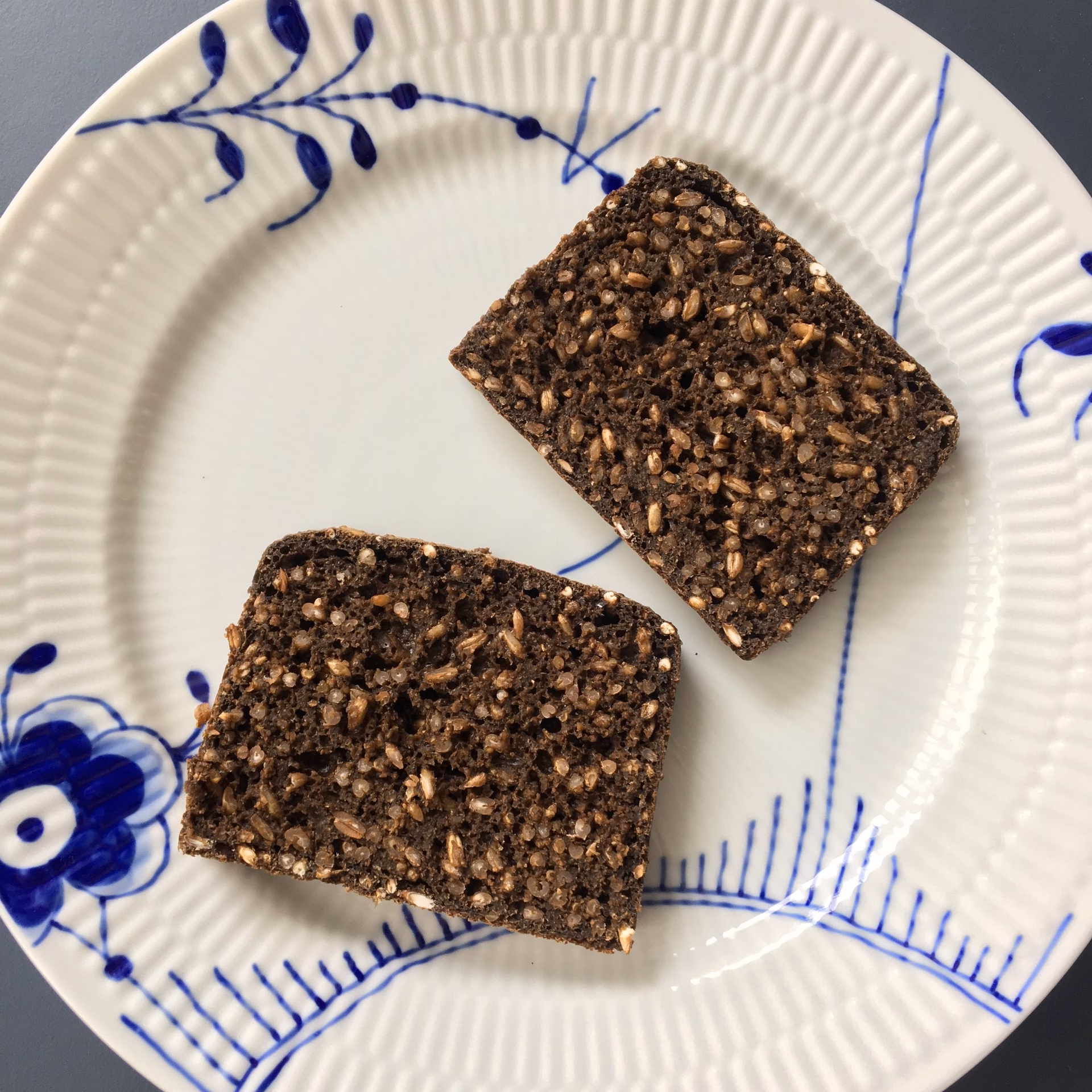 Hvor lang tid skal et rugbrød bage?