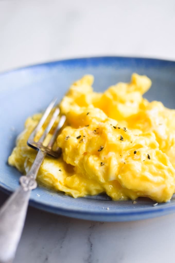 Kan man lave scrambled eggs med creme fraiche?