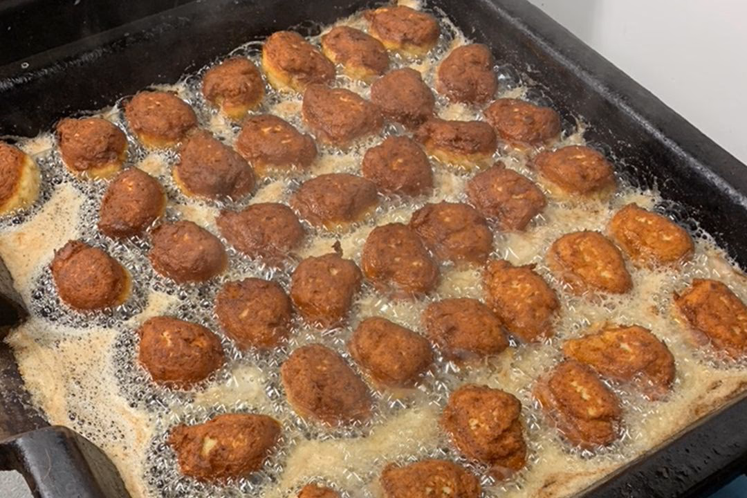 Kan man stege fiskefrikadeller i olie?