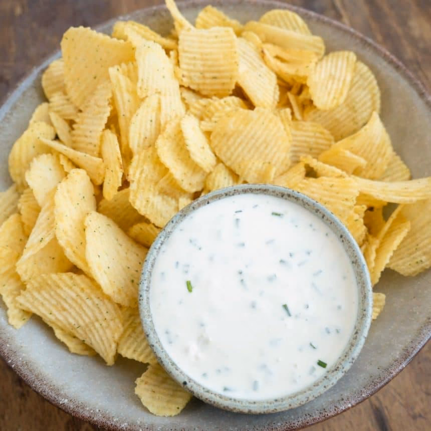 Hvordan laver man sour cream and onion dip?