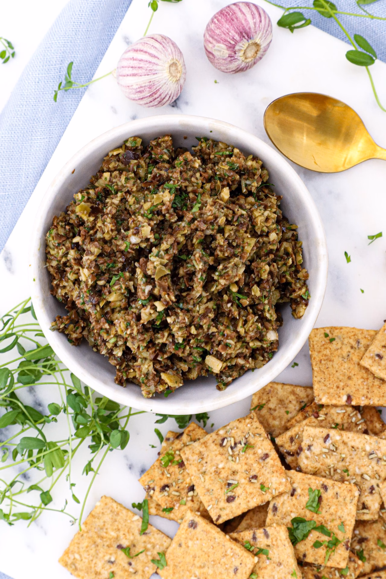 Hvad spiser man til oliventapenade?