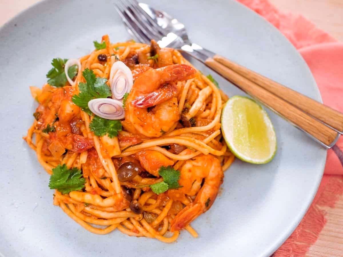 Hvad smager tom yum nudler af?